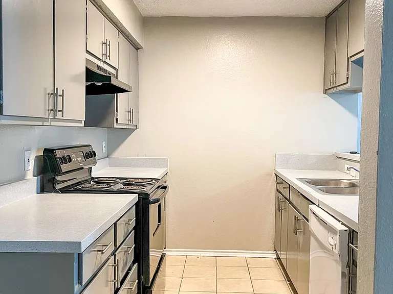 3334 Heritage Ln — Photo 2