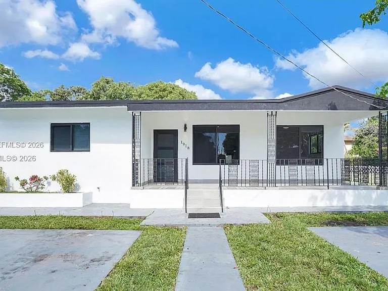 1918 NW 19th Ave #FRONT — Photo 2