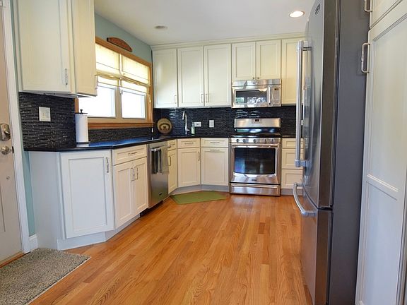 5th image of 10513 Lawler Ave