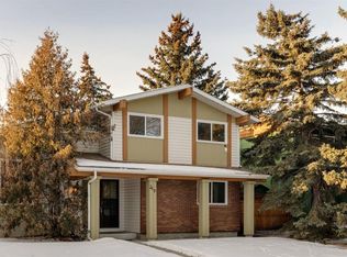 219 N Silvercreek Close NW, Calgary, AB T3B 4G4