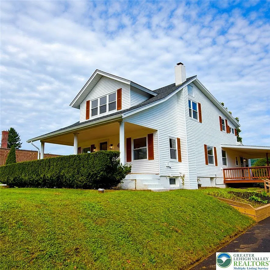 4 bed, 2.0 bath, 2100 sqft, $3,000 — Photo 2