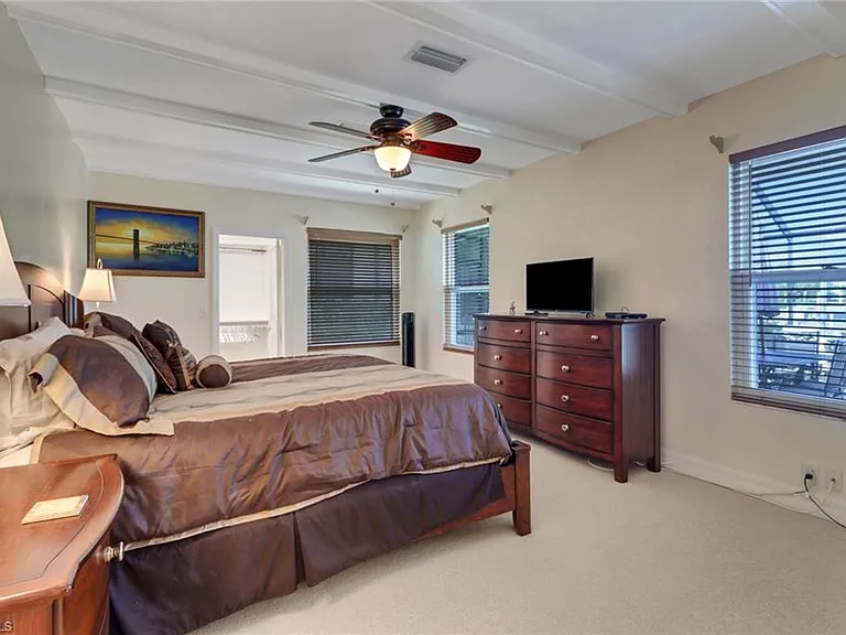 562 Goldcoast Ct — Photo 11