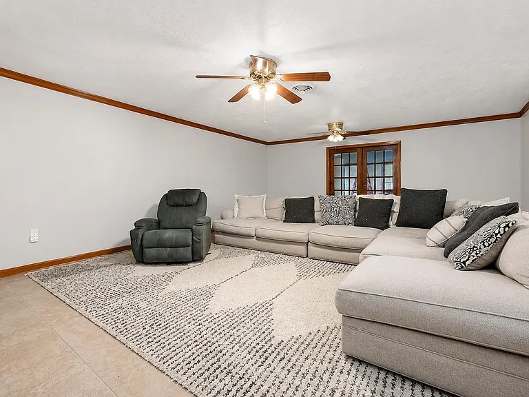 5813 Russell Ln — Photo 5