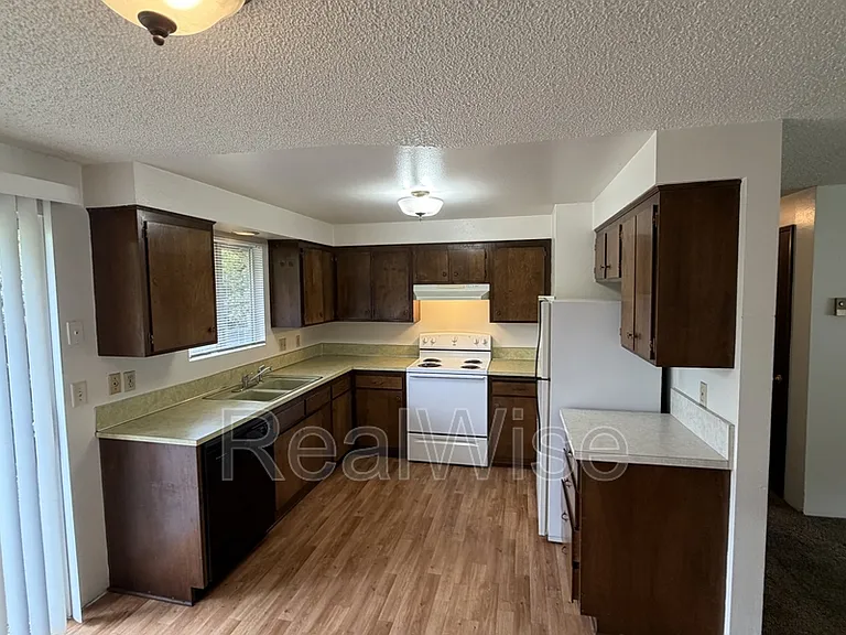 1223 NW Highland Ave #B — Photo 7