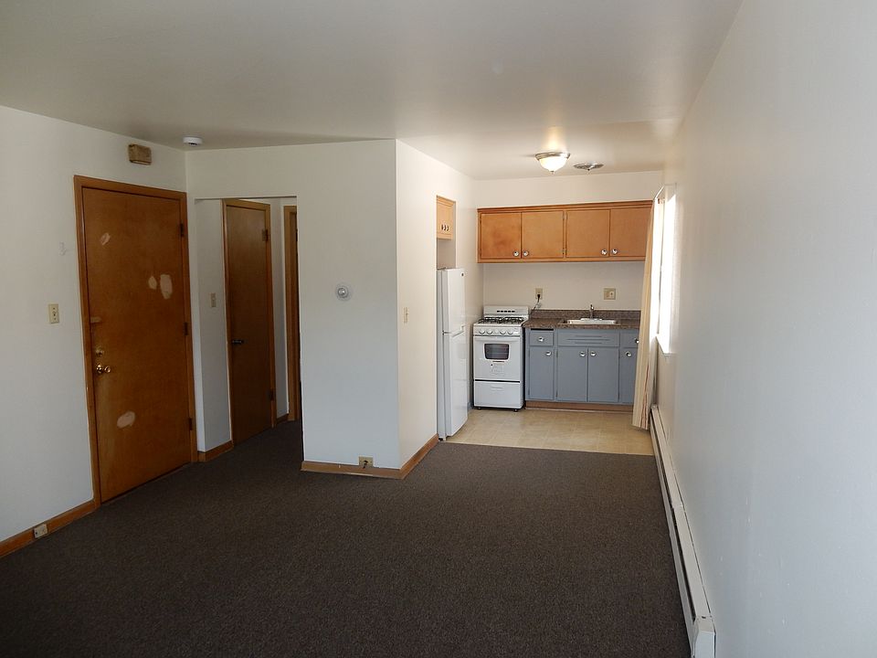 Living area/kitchen at right