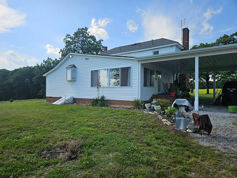 22864 Prince Edward Hwy — Photo 8