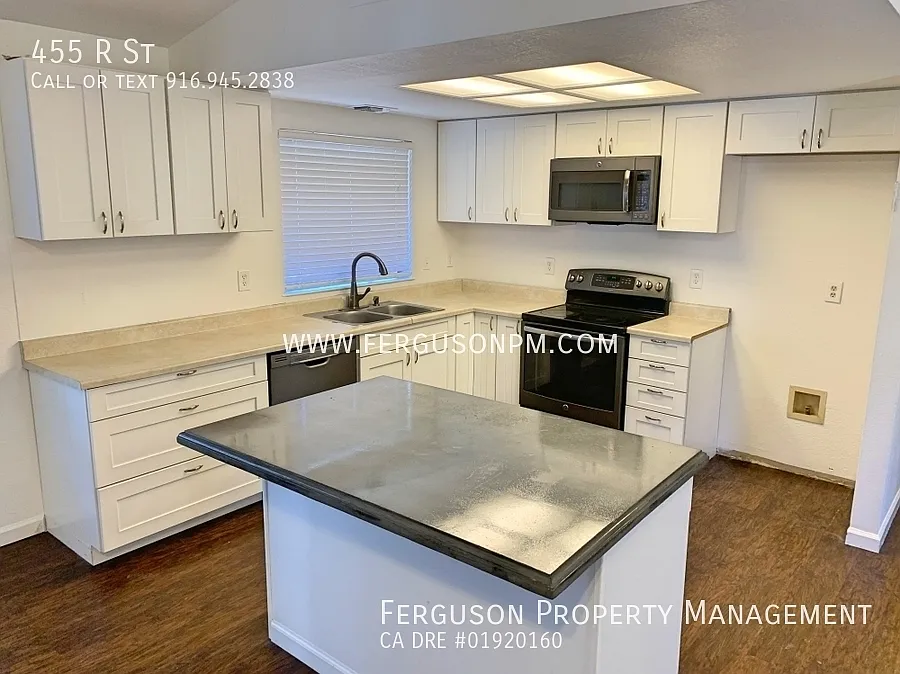 Fantastic Three Bedroom Home in a Classic Lincoln Neighborhood — Photo 2