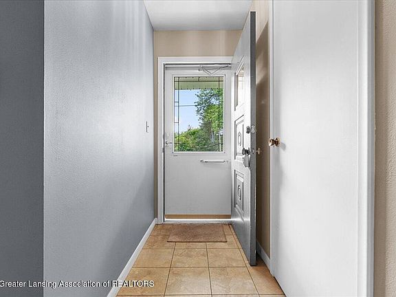 3rd image of 989 Onondaga Rd