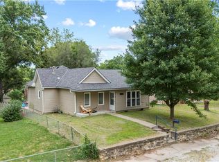 906 N 8th St, Leavenworth, KS 66048
