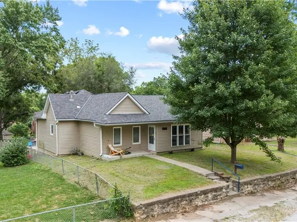 906 N 8th St, Leavenworth, KS 66048