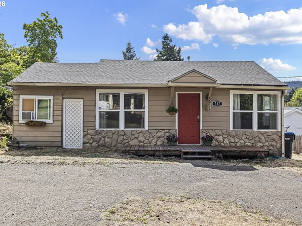 747 NE Jackson St, Roseburg, OR 97470