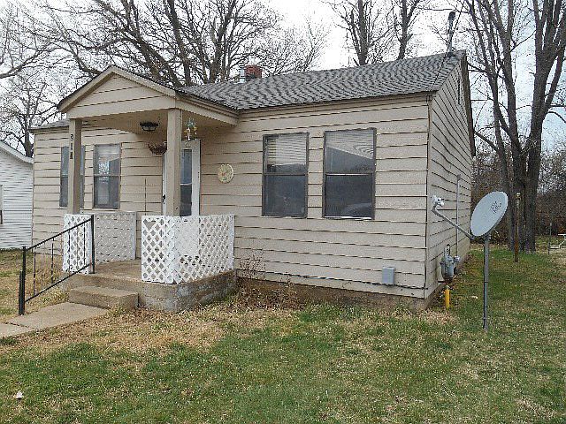 2nd image of 207 Ash St