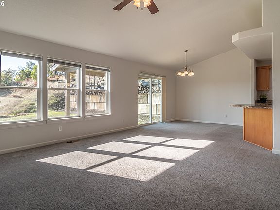 4th image of 246 Palmdale Ave