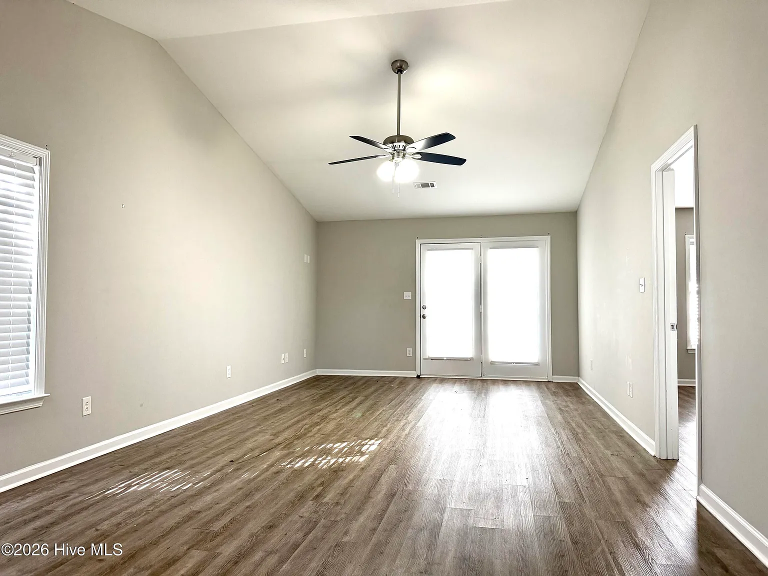 2 bed, 2.0 bath, 1100 sqft, $1,300 — Photo 2