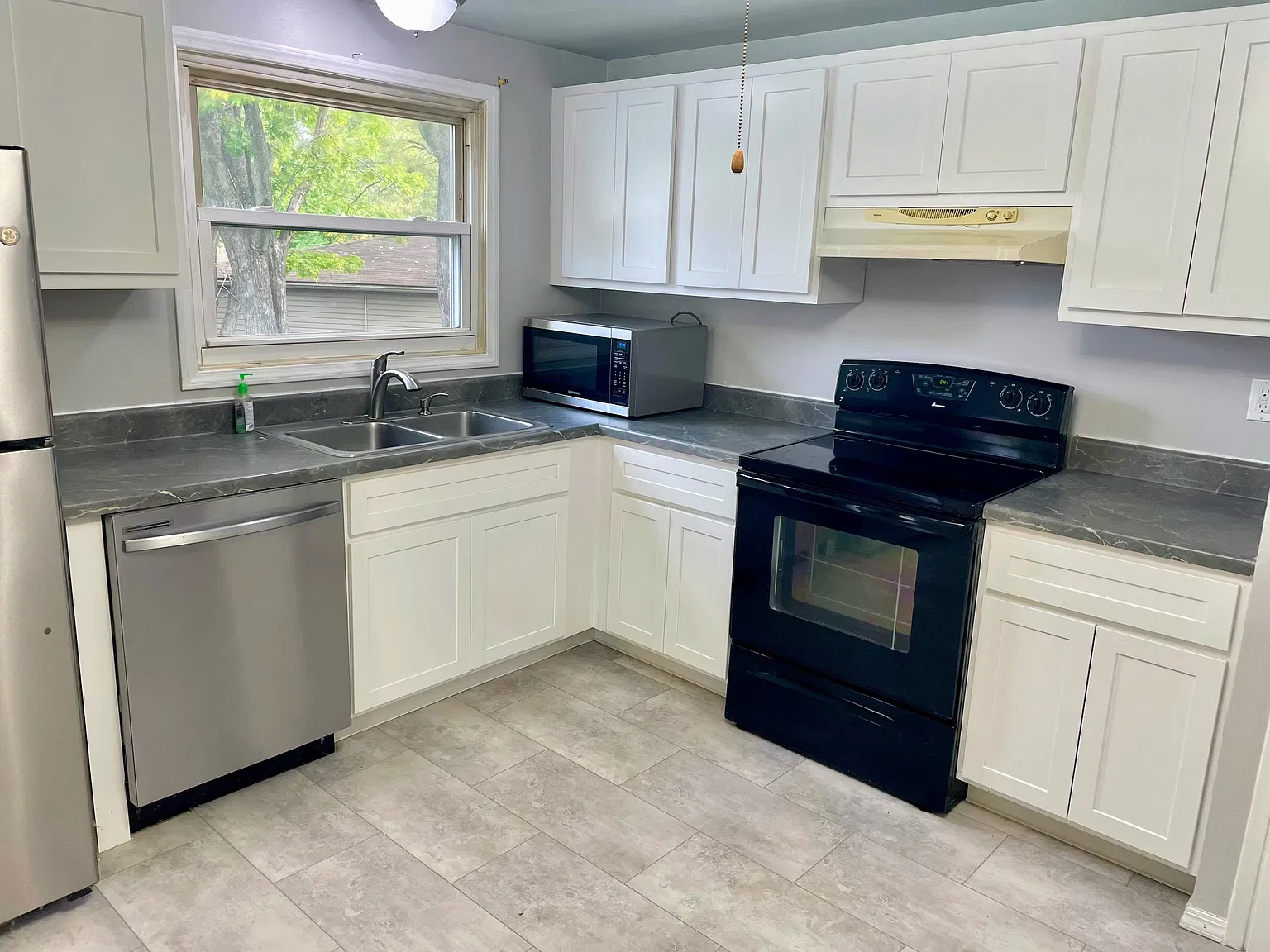 3 bed, 1.5 bath, 980 sqft, $1,850 — Photo 2