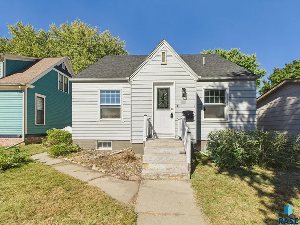 212 E 1st St, Canton, SD 57013
