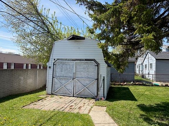 4th image of 21186 Woodward St