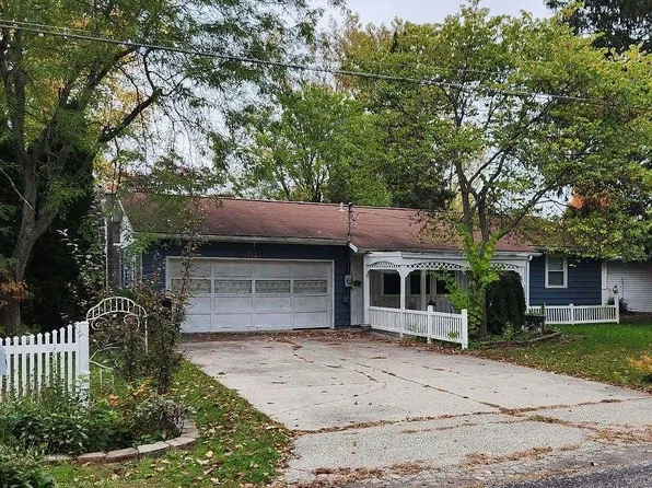 712 Lake Shore Dr, Pioneer, OH 43554