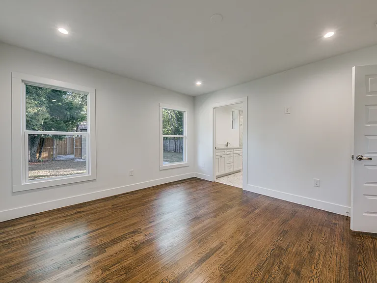 9046 Forest Hills Blvd — Photo 2