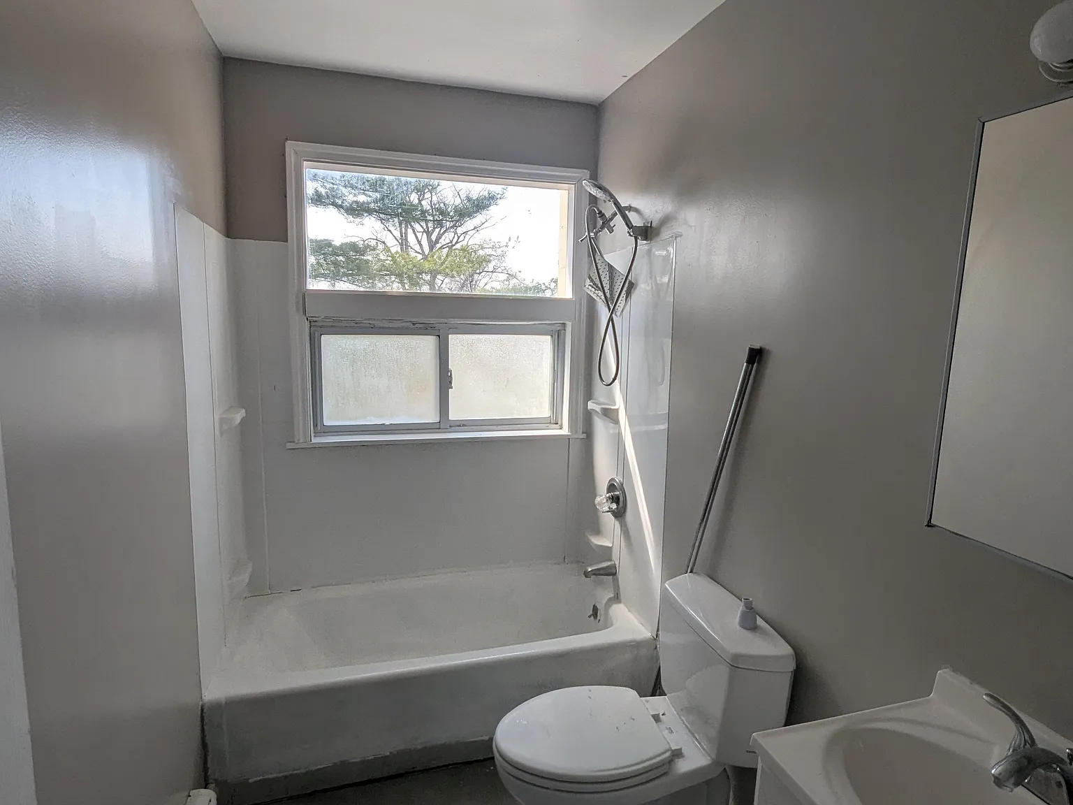 404 Barbour St — Photo 3