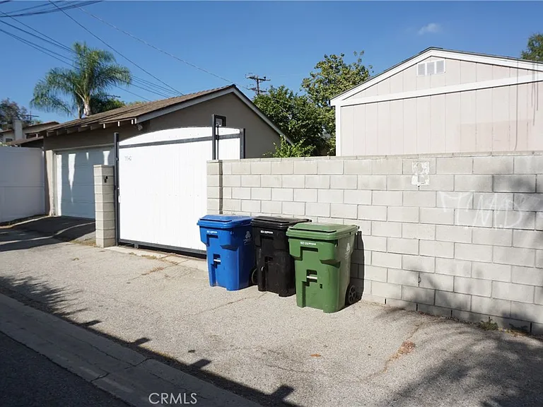5540 Balboa Blvd — Photo 65