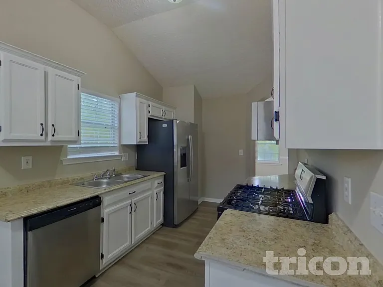 800 Lorraine Ln — Photo 6