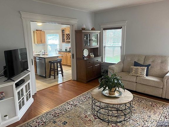 5th image of 31 Hillcrest Ter