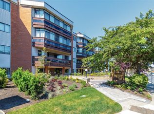 1560 Hillside Ave #403, Victoria, BC V8T5B8