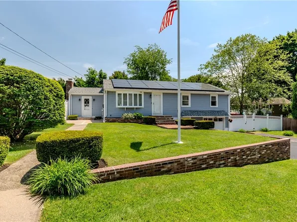 7 Oakcrest Dr, North Providence, RI 02904