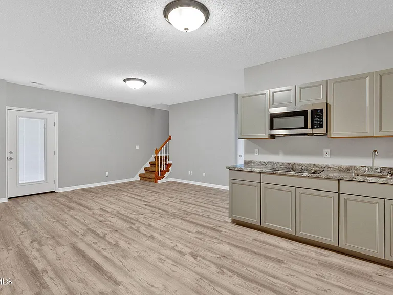 1125 Faye St — Photo 10