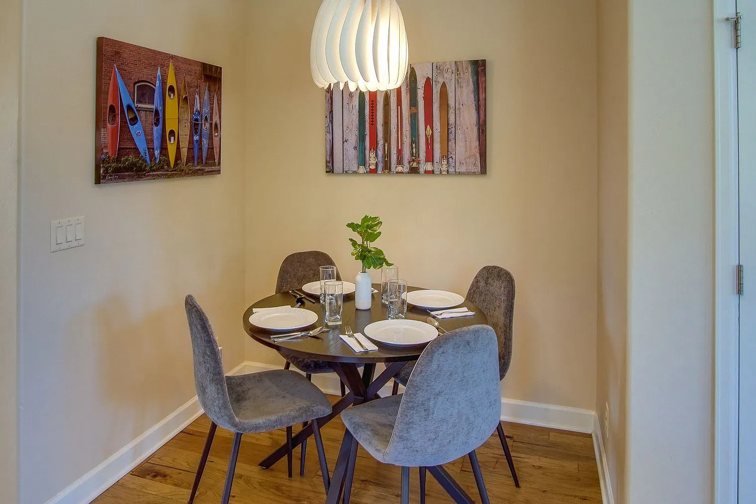 3 bed, 2.0 bath, 1184 sqft, $3,774 — Photo 4