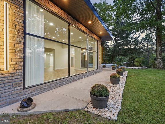 5th image of 587 Moreland Rd