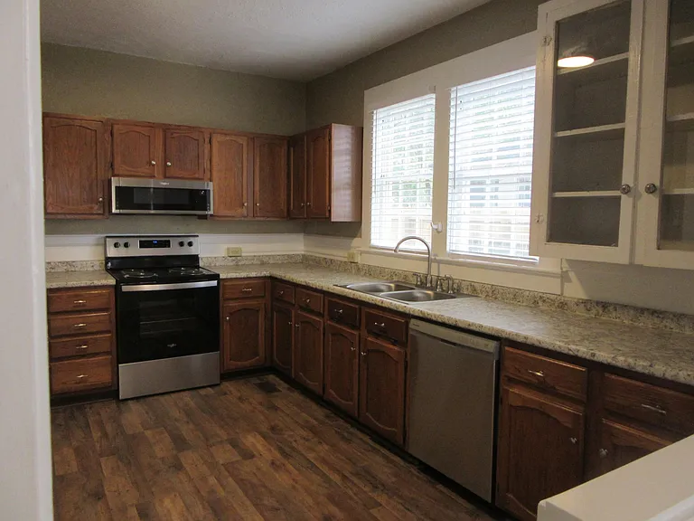 207 E Ann St — Photo 10