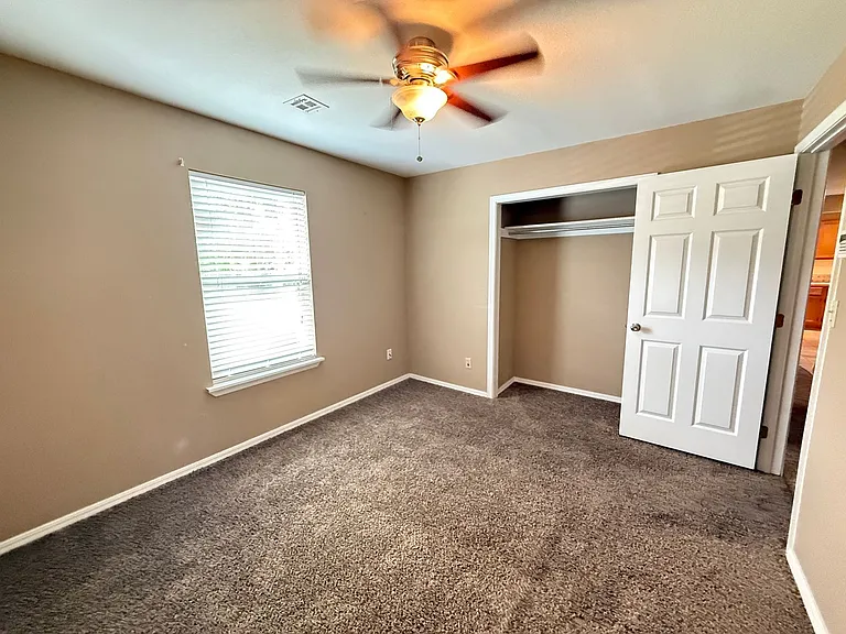 537 E Allen St — Photo 15