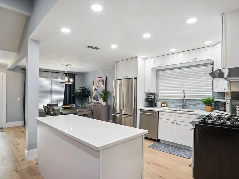 1406 Cartecay Dr — Photo 3