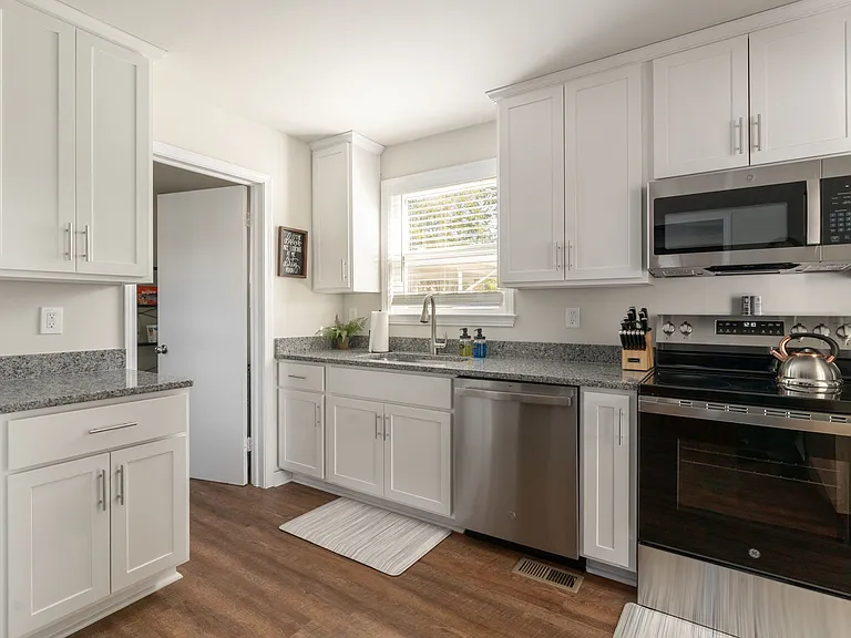 8702 Claymont Dr — Photo 4