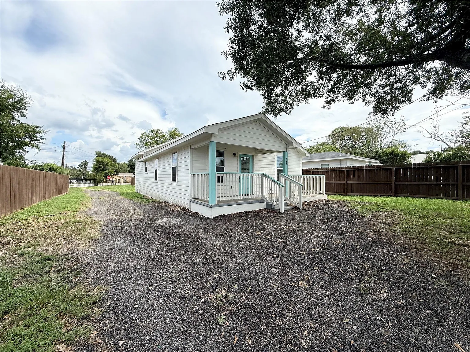 3 bed, 2.0 bath, 2268 sqft, $1,650 — Photo 2