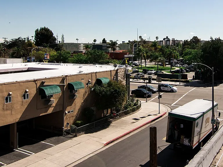 315-323 N Curson Ave — Photo 9