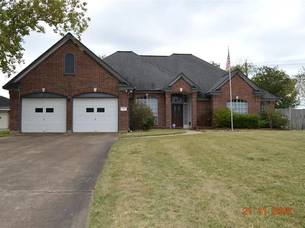 902 Oleander St, Lake Jackson, TX 77566