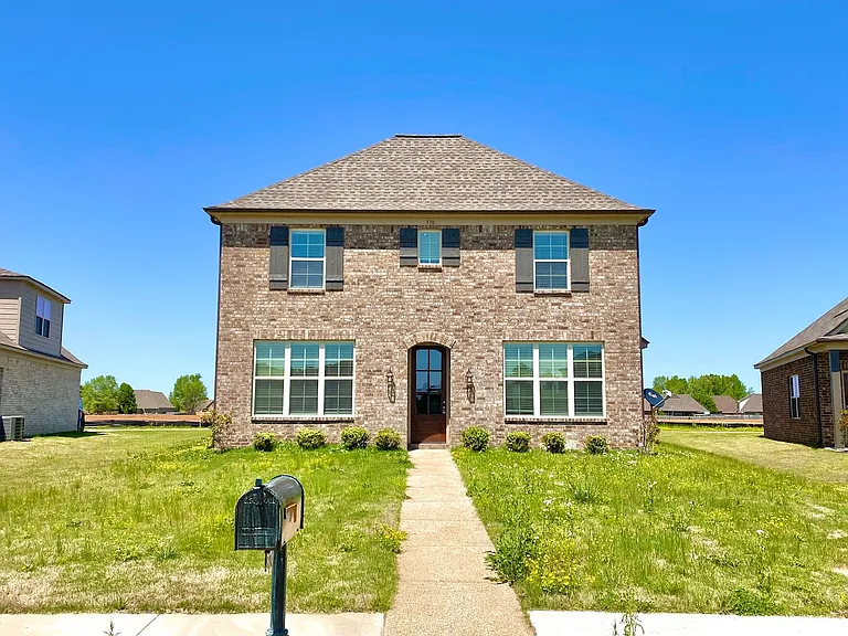 370 Azalea Dr — Photo 2
