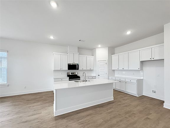 4th image of 2441 Longfellow Dr