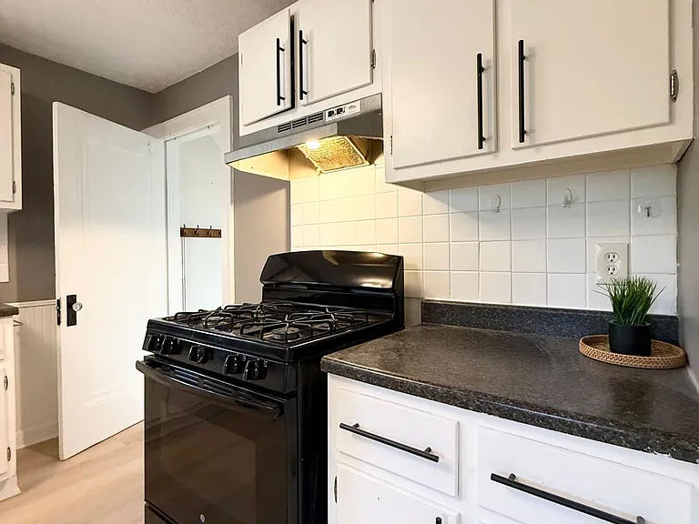 8018 Theota Ave — Photo 15
