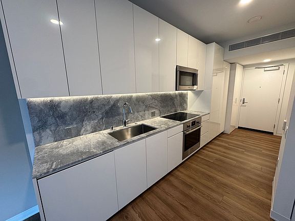 5th image of 987 Queen St #610