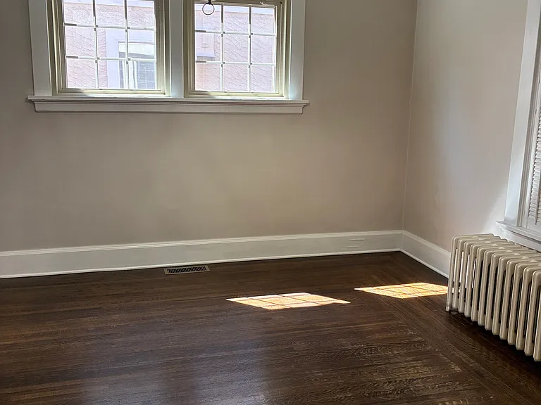 2809 Linwood Ave — Photo 8
