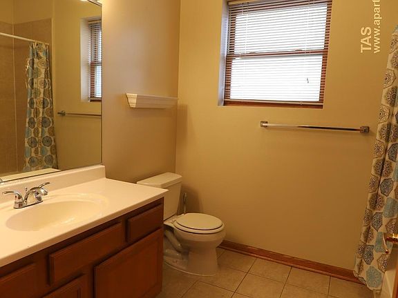 3rd image of 905 W Belmont Ave #2N