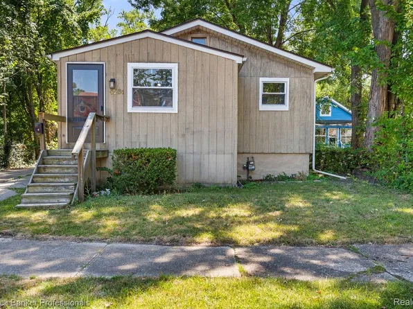 5251 Gateshead St, Grosse Pointe, MI 48236