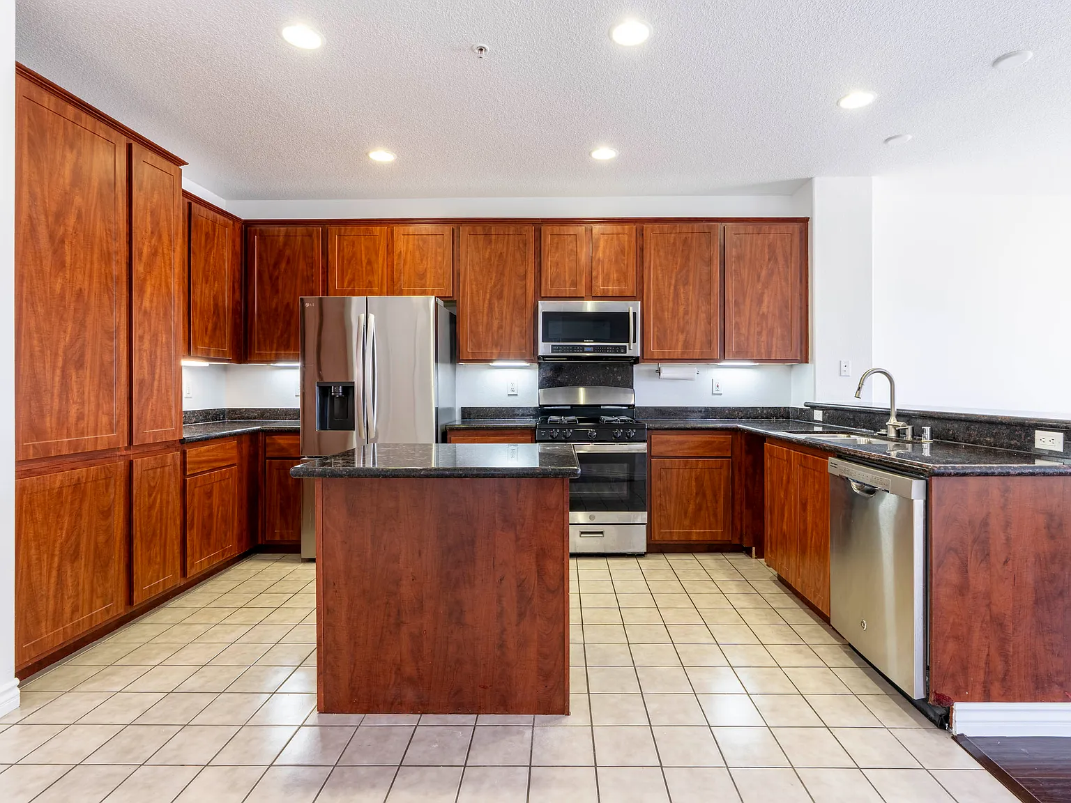 3 bed, 1343 sqft, $3,600 — Photo 4
