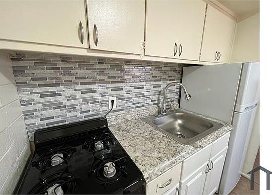 2nd image of 821 W 1st St APT B