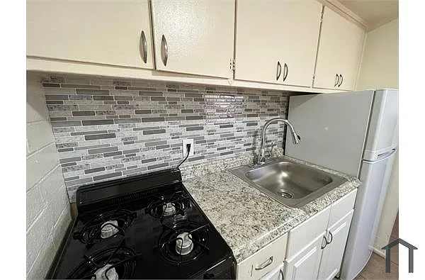Building Photo - 821 W 1st St #B