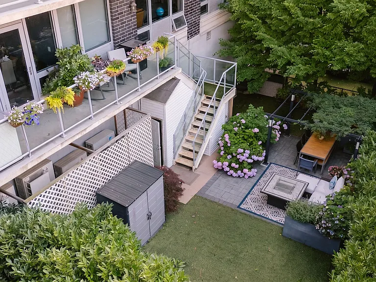549 Borden Ave #2B — Photo 4